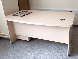 Прямой стол для офиса